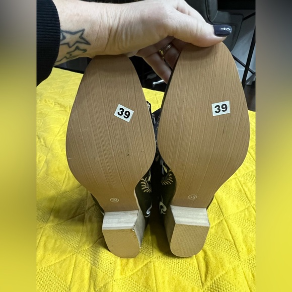 Funky skull cowboy boots!! Size 39. Run small. - Picture 4 of 9